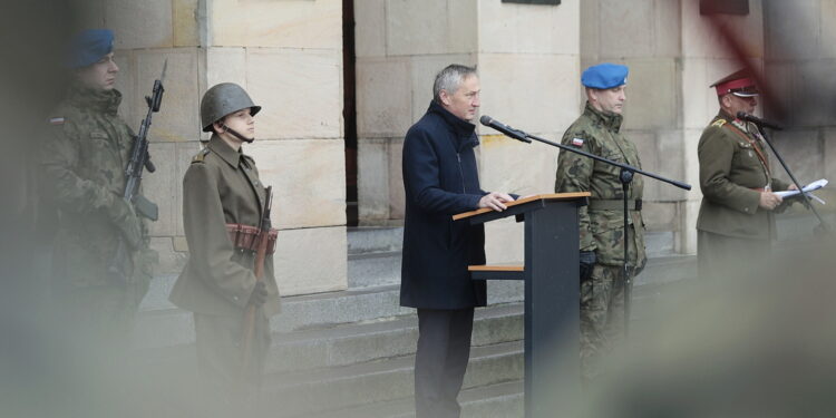 24.10.2022. Kielce. Odsłonięcie tablicy pamięci żołnierzy 2. Pułku Artylerii Lekkiej Legionów. Na zdjęciu: Zbigniew Koniusz - wojewoda świętokrzyski / Fot. Wiktor Taszłow - Radio Kielce