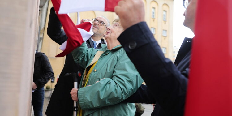 24.10.2022. Kielce. Odsłonięcie tablicy pamięci żołnierzy 2. Pułku Artylerii Lekkiej Legionów. Na zdjęciu (od lewej): dr Maciej Korkuć Naczelnik Oddziałowego Biura Upamiętniania Walk i Męczeństwa IPN, Danuta Żbikowska - prezes Stowarzyszenia Rodzin i Sympatyków 2. Pułku Artylerii Lekkiej Legionów, Piotr Wawrzyk - wiceminister spraw zagranicznych / Fot. Wiktor Taszłow - Radio Kielce