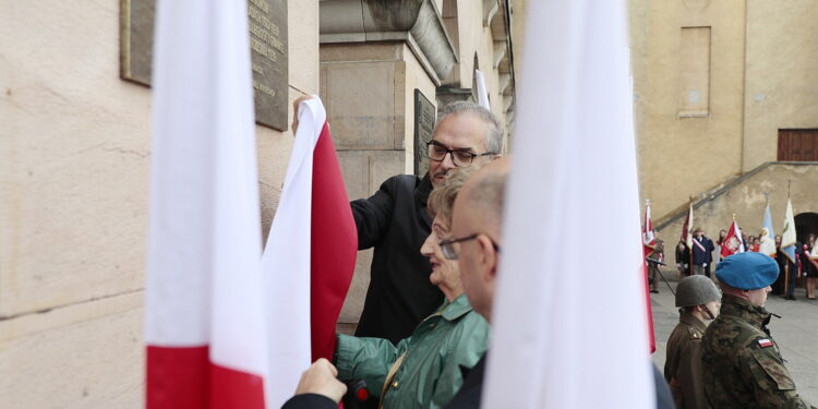 24.10.2022. Kielce. Odsłonięcie tablicy pamięci żołnierzy 2. Pułku Artylerii Lekkiej Legionów. Na zdjęciu (od lewej): dr Maciej Korkuć Naczelnik Oddziałowego Biura Upamiętniania Walk i Męczeństwa IPN, Danuta Żbikowska - prezes Stowarzyszenia Rodzin i Sympatyków 2. Pułku Artylerii Lekkiej Legionów, Piotr Wawrzyk - wiceminister spraw zagranicznych / Fot. Wiktor Taszłow - Radio Kielce