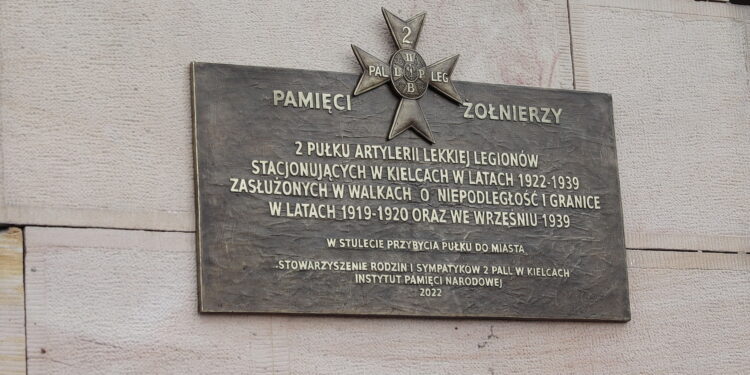 24.10.2022. Kielce. Odsłonięcie tablicy pamięci żołnierzy 2. Pułku Artylerii Lekkiej Legionów / Fot. Wiktor Taszłow - Radio Kielce