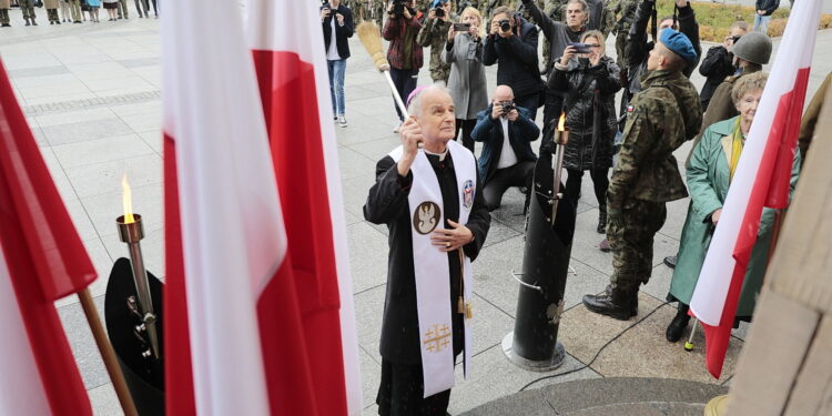 24.10.2022. Kielce. Odsłonięcie tablicy pamięci żołnierzy 2. Pułku Artylerii Lekkiej Legionów. Na zdjęciu: biskup Marian Florczyk / Fot. Wiktor Taszłow - Radio Kielce