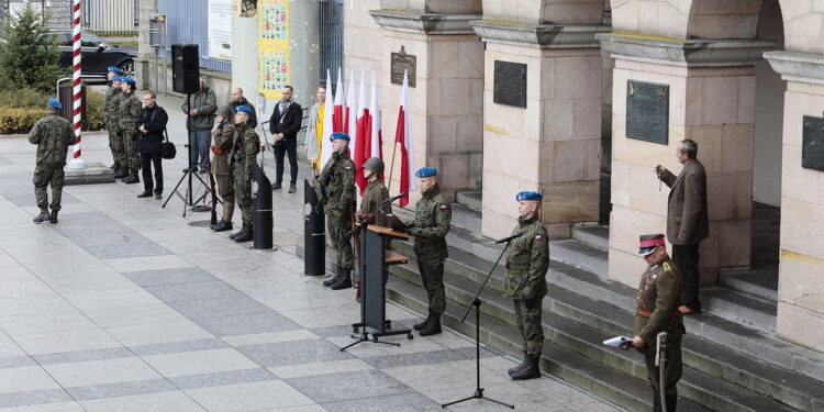 24.10.2022. Kielce. Odsłonięcie tablicy pamięci żołnierzy 2. Pułku Artylerii Lekkiej Legionów / Fot. Wiktor Taszłow - Radio Kielce