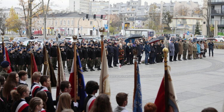 24.10.2022. Kielce. Odsłonięcie tablicy pamięci żołnierzy 2. Pułku Artylerii Lekkiej Legionów / Fot. Wiktor Taszłow - Radio Kielce