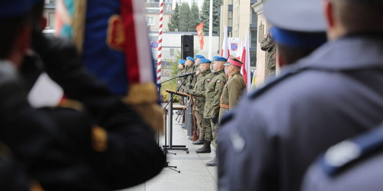 24.10.2022. Kielce. Odsłonięcie tablicy pamięci żołnierzy 2. Pułku Artylerii Lekkiej Legionów / Fot. Wiktor Taszłow - Radio Kielce