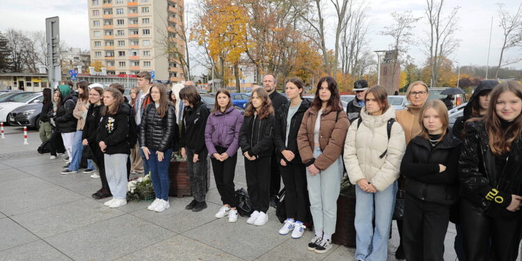 24.10.2022. Kielce. Odsłonięcie tablicy pamięci żołnierzy 2. Pułku Artylerii Lekkiej Legionów / Fot. Wiktor Taszłow - Radio Kielce