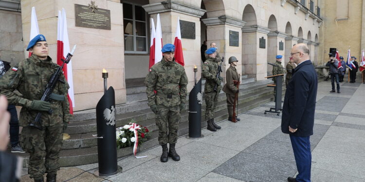 24.10.2022. Kielce. Odsłonięcie tablicy pamięci żołnierzy 2. Pułku Artylerii Lekkiej Legionów. Na zdjęciu: Piotr Wawrzyk - wiceminister spraw zagranicznych / Fot. Wiktor Taszłow - Radio Kielce