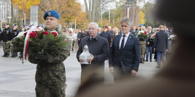 24.10.2022. Kielce. Odsłonięcie tablicy pamięci żołnierzy 2. Pułku Artylerii Lekkiej Legionów. Na zdjęciu (od lewej) poseł Krzysztof Lipiec, senator Krzysztof Słoń / Fot. Wiktor Taszłow - Radio Kielce