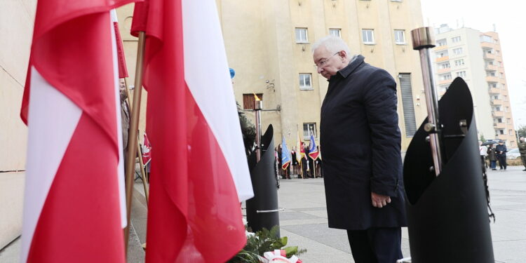 24.10.2022. Kielce. Odsłonięcie tablicy pamięci żołnierzy 2. Pułku Artylerii Lekkiej Legionów. Na zdjęciu: poseł Krzysztof Lipiec / Fot. Wiktor Taszłow - Radio Kielce