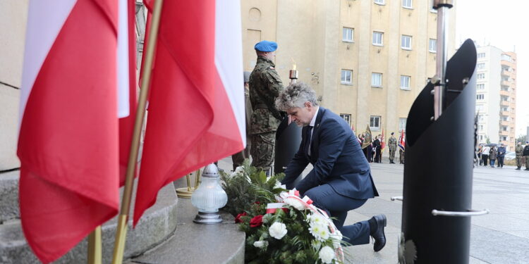 24.10.2022. Kielce. Odsłonięcie tablicy pamięci żołnierzy 2. Pułku Artylerii Lekkiej Legionów. Na zdjęciu: senator Krzysztof Słoń / Fot. Wiktor Taszłow - Radio Kielce