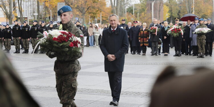 24.10.2022. Kielce. Odsłonięcie tablicy pamięci żołnierzy 2. Pułku Artylerii Lekkiej Legionów. Na zdjęciu: Zbigniew Koniusz - wojewoda świętokrzyski / Fot. Wiktor Taszłow - Radio Kielce