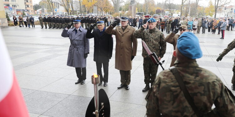 24.10.2022. Kielce. Odsłonięcie tablicy pamięci żołnierzy 2. Pułku Artylerii Lekkiej Legionów / Fot. Wiktor Taszłow - Radio Kielce