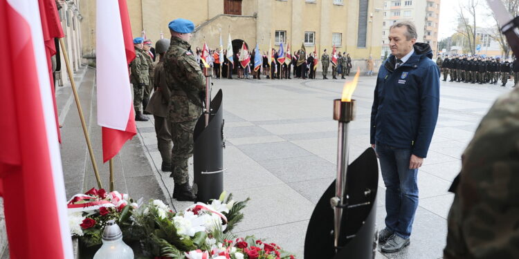 24.10.2022. Kielce. Odsłonięcie tablicy pamięci żołnierzy 2. Pułku Artylerii Lekkiej Legionów. Na zdjęciu: Mirosław Gębski - starosta kielecki / Fot. Wiktor Taszłow - Radio Kielce