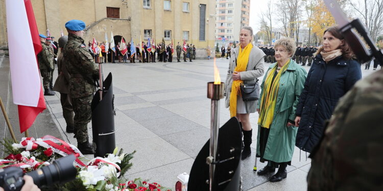 24.10.2022. Kielce. Odsłonięcie tablicy pamięci żołnierzy 2. Pułku Artylerii Lekkiej Legionów / Fot. Wiktor Taszłow - Radio Kielce