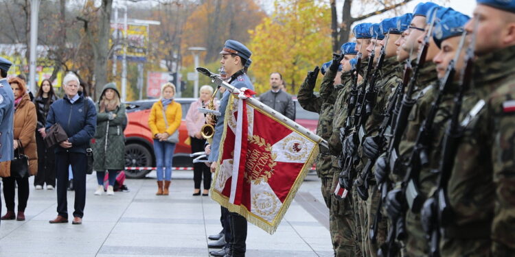 24.10.2022. Kielce. Odsłonięcie tablicy pamięci żołnierzy 2. Pułku Artylerii Lekkiej Legionów / Fot. Wiktor Taszłow - Radio Kielce