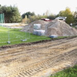 24.10.2022. Piekoszów. Wmurowanie kamienia węgielnego pod budowę boiska. / Fot. Wiktor Taszłow - Radio Kielce