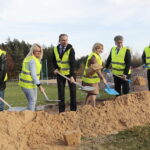24.10.2022. Piekoszów. Wmurowanie kamienia węgielnego pod budowę boiska. Na zdjęciu (od lewej): Krzysztof Stępniewski - dyrektor Zespołu Placówek Oświatowych w Piekoszowie, Jacek Zegadło - radny gminy Piekoszów, Małgorzata Pietrzykowska - radna gminy Piekoszów, Zbigniew Piątek – wójt gminy Piekoszów, Anna Krupka - wiceminister sportu i turystyki, Krzysztof Słoń - senator, Maciej Giemza - sportowiec/ Fot. Wiktor Taszłow - Radio Kielce