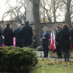 25.10.2022. Kielce. Obchody 83. rocznicy śmierci prezydenta Kielc, Stefana Artwińskiego. Na zdjęciu (przemawia): senator Krzysztof Słoń / Fot. Wiktor Taszłow - Radio Kielce