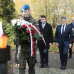 25.10.2022. Kielce. Obchody 83. rocznicy śmierci prezydenta Kielc, Stefana Artwińskiego. Na zdjęciu (od lewej): radny Marcin Stępniewski, senator Krzysztof Słoń / Fot. Wiktor Taszłow - Radio Kielce