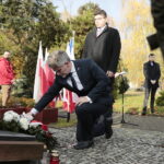 25.10.2022. Kielce. Obchody 83. rocznicy śmierci prezydenta Kielc, Stefana Artwińskiego. Na zdjęciu (od lewej): senator Krzysztof Słoń, radny Marcin Stępniewski / Fot. Wiktor Taszłow - Radio Kielce