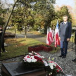 25.10.2022. Kielce. Obchody 83. rocznicy śmierci prezydenta Kielc, Stefana Artwińskiego. Na zdjęciu (z lewej): Bogdan Wenta - prezydent Kielc / Fot. Wiktor Taszłow - Radio Kielce