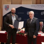 25.10.2022. Kielce. Spotkanie inaugurujące przygotowania do 80. rocznicy pacyfikacji Michniowa. Na zdjęciu (od lewej): Michał Kotański - dyrektor Teatru im. Stefana Żeromskiego w Kielcach i Andrzej Bętkowski - marszałek województwa. / Fot. Wiktor Taszłow - Radio Kielce