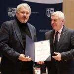 25.10.2022. Kielce. Spotkanie inaugurujące przygotowania do 80. rocznicy pacyfikacji Michniowa. Na zdjęciu (od lewej): Przemysław Predygier - dyrektor TVP 3 Kielce i Andrzej Bętkowski - marszałek województwa. / Fot. Wiktor Taszłow - Radio Kielce