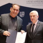 25.10.2022. Kielce. Spotkanie inaugurujące przygotowania do 80. rocznicy pacyfikacji Michniowa. Na zdjęciu (od lewej): Janusz Knap - prezes Radia Kielce i Andrzej Bętkowski - marszałek województwa. / Fot. Wiktor Taszłow - Radio Kielce