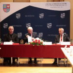 25.10.2022. Kielce. Spotkanie inaugurujące przygotowania do 80. rocznicy pacyfikacji Michniowa. Na zdjęciu (od lewej): poseł Krzysztof Lipiec, Biskup Jan Piotrowski, Andrzej Bętkowski - marszałek województwa, Zbigniew Koniusz - wojewoda świętokrzyski, Andrzej Pruś - przewodniczący sejmiku województwa. / Fot. Wiktor Taszłow - Radio Kielce