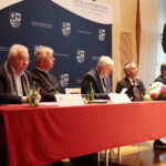 25.10.2022. Kielce. Spotkanie inaugurujące przygotowania do 80. rocznicy pacyfikacji Michniowa. Na zdjęciu (od lewej): poseł Krzysztof Lipiec, Biskup Jan Piotrowski, Andrzej Bętkowski - marszałek województwa, Zbigniew Koniusz - wojewoda świętokrzyski, Andrzej Pruś - przewodniczący sejmiku województwa. / Fot. Wiktor Taszłow - Radio Kielce