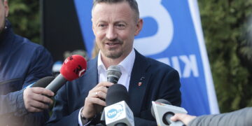 26.10.2022. Kielce. Adam Małysz, prezes Polskiego Związku Narciarskiego, był gościem specjalnym uroczystego otwarcia mini skoczni narciarskiej przy Szkole Podstawowej nr 9 w Kielcach / Fot. Wiktor Taszłow – Radio Kielce