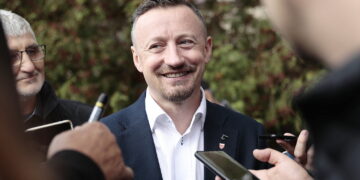 26.10.2022. Kielce. Adam Małysz, prezes Polskiego Związku Narciarskiego, był gościem specjalnym uroczystego otwarcia mini skoczni narciarskiej przy Szkole Podstawowej nr 9 w Kielcach / Fot. Wiktor Taszłow – Radio Kielce