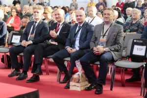 27.10.2022. Kielce. I Ogólnopolskie Targi Organizacji Pozarządowych NGO-EXPO. Na zdjęciu (od lewej): Krzysztof Słoń - senator PiS, Zbigniew Koniusz - wojewoda świętokrzyski, Rafał Nowak - wicewojewoda świętokrzyski i Mirosław Gębski - starosta kielecki / Fot. Wiktor Taszłow - Radio Kielce