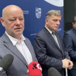 28.11.2022. Kielce. Obrady połączonych komisji rolnictwa sejmików pięciu województw. Na zdjęciu (od lewej): Tomasz Solis - województwo lubelskie, Andrzej Pruś - przewodniczący sejmiku województwa świętokrzyskiego, przewodniczący komisji rolnictwa i ochrony środowiska sejmiku województwa świętokrzyskiego. / Fot. Michał Kita - Radio Kielce