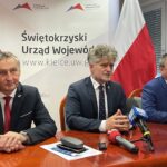 18.10.2022. Kielce. Przekazanie funduszy z rządowego programu „Razem Bezpieczniej im Władysława Stasiaka”. Na zdjęciu (od lewej): Zbigniew Koniusz - wojewoda świętokrzyski, Krzysztof Słoń - senator PiS i Robert Sabat - dyrektor Wydziału Bezpieczeństwa i Zarządzania Kryzysowego w Świętokrzyskim Urzędzie Wojewódzkim w Kielcach / Fot. Michał Kita