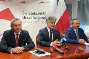 18.10.2022. Kielce. Przekazanie funduszy z rządowego programu „Razem Bezpieczniej im Władysława Stasiaka”. Na zdjęciu (od lewej): Zbigniew Koniusz - wojewoda świętokrzyski, Krzysztof Słoń - senator PiS i Robert Sabat - dyrektor Wydziału Bezpieczeństwa i Zarządzania Kryzysowego w Świętokrzyskim Urzędzie Wojewódzkim w Kielcach / Fot. Michał Kita