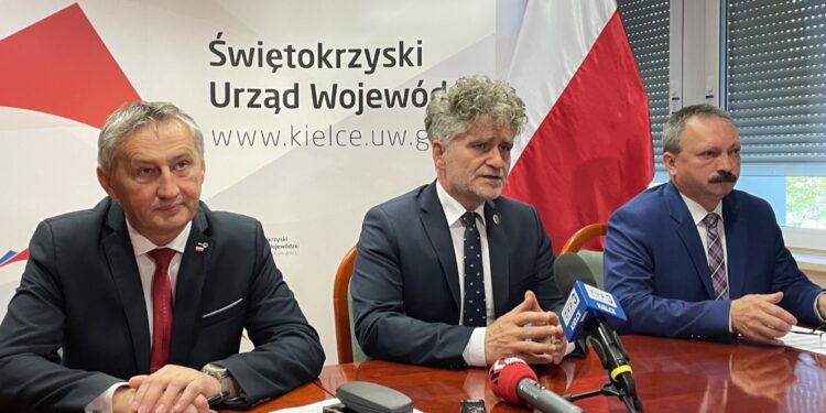 18.10.2022. Kielce. Przekazanie funduszy z rządowego programu „Razem Bezpieczniej im Władysława Stasiaka”. Na zdjęciu (od lewej): Zbigniew Koniusz - wojewoda świętokrzyski, Krzysztof Słoń - senator PiS i Robert Sabat - dyrektor Wydziału Bezpieczeństwa i Zarządzania Kryzysowego w Świętokrzyskim Urzędzie Wojewódzkim w Kielcach / Fot. Michał Kita