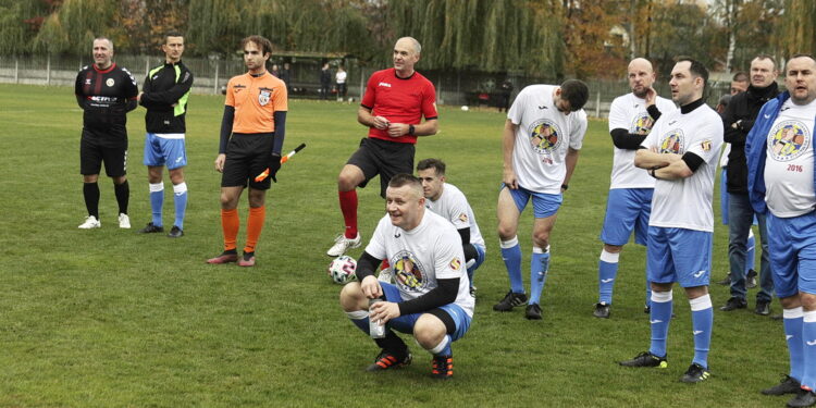 23.10.2022 Kielce. Mecz charytatywny dziennikarze - sędziowie piłkarscy na rzecz leczenia dziennikarza TVP Leszka Salvy/ Fot. Jarosław Kubalski - Radio Kielce