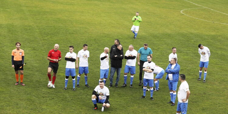 23.10.2022 Kielce. Mecz charytatywny dziennikarze - sędziowie piłkarscy na rzecz leczenia dziennikarza TVP Leszka Salvy/ Fot. Jarosław Kubalski - Radio Kielce