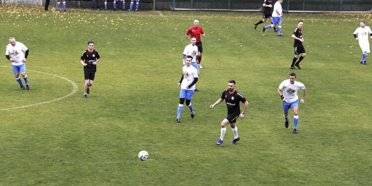 23.10.2022 Kielce. Mecz charytatywny dziennikarze - sędziowie piłkarscy na rzecz leczenia dziennikarza TVP Leszka Salvy/ Fot. Jarosław Kubalski - Radio Kielce