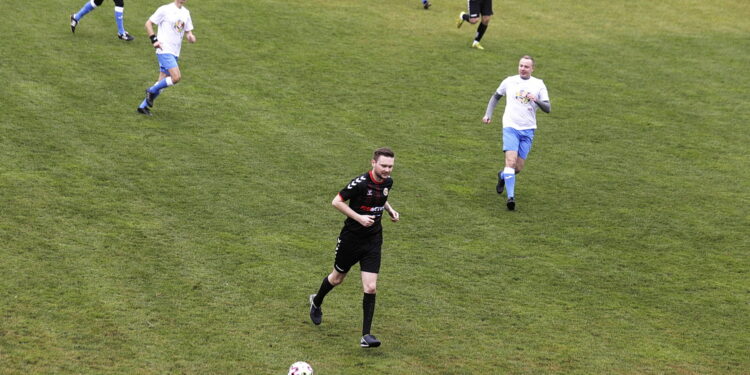 23.10.2022 Kielce. Mecz charytatywny dziennikarze - sędziowie piłkarscy na rzecz leczenia dziennikarza TVP Leszka Salvy/ Fot. Jarosław Kubalski - Radio Kielce