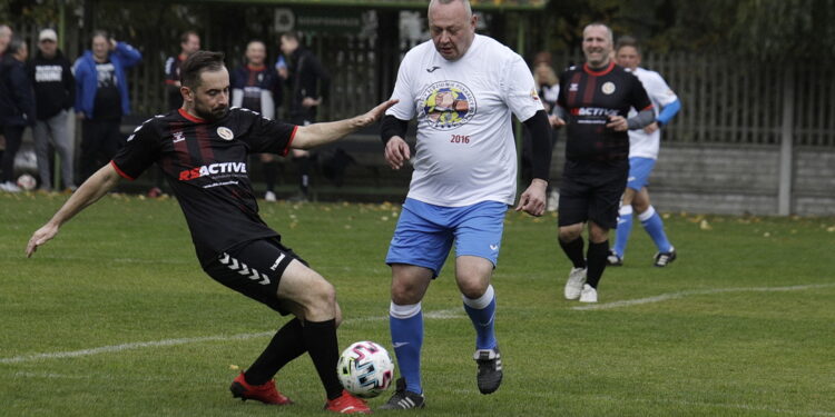 23.10.2022 Kielce. Mecz charytatywny dziennikarze - sędziowie piłkarscy na rzecz leczenia dziennikarza TVP Leszka Salvy/ Fot. Jarosław Kubalski - Radio Kielce