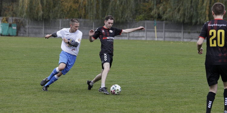 23.10.2022 Kielce. Mecz charytatywny dziennikarze - sędziowie piłkarscy na rzecz leczenia dziennikarza TVP Leszka Salvy/ Fot. Jarosław Kubalski - Radio Kielce