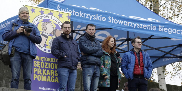 23.10.2022 Kielce. Mecz charytatywny dziennikarze - sędziowie piłkarscy na rzecz leczenia dziennikarza TVP Leszka Salvy/ Fot. Jarosław Kubalski - Radio Kielce