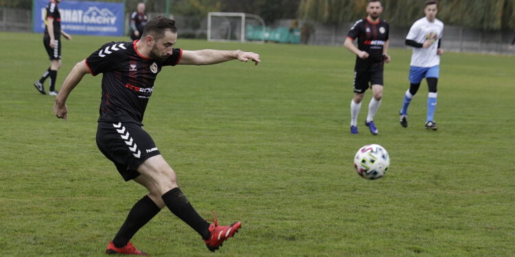 23.10.2022 Kielce. Mecz charytatywny dziennikarze - sędziowie piłkarscy na rzecz leczenia dziennikarza TVP Leszka Salvy/ Fot. Jarosław Kubalski - Radio Kielce