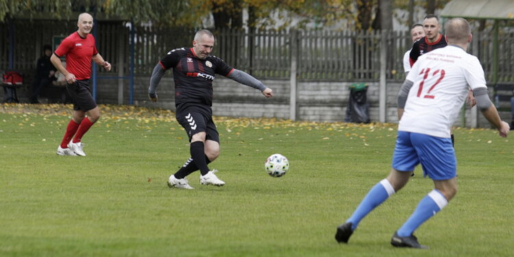 23.10.2022 Kielce. Mecz charytatywny dziennikarze - sędziowie piłkarscy na rzecz leczenia dziennikarza TVP Leszka Salvy/ Fot. Jarosław Kubalski - Radio Kielce