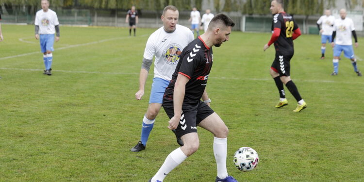 23.10.2022 Kielce. Mecz charytatywny dziennikarze - sędziowie piłkarscy na rzecz leczenia dziennikarza TVP Leszka Salvy/ Fot. Jarosław Kubalski - Radio Kielce