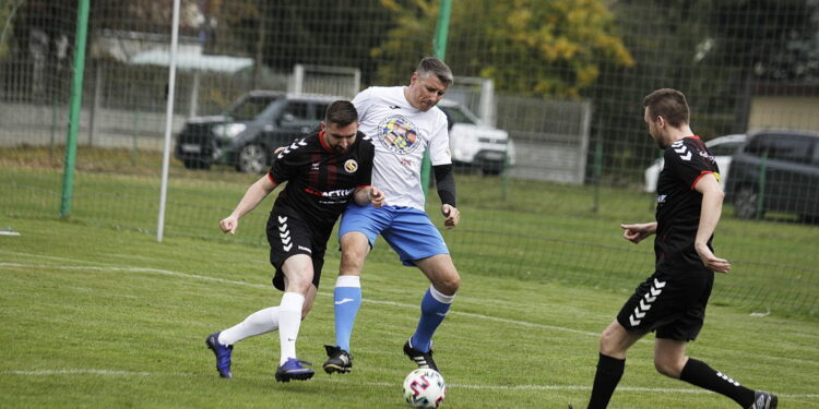 23.10.2022 Kielce. Mecz charytatywny dziennikarze - sędziowie piłkarscy na rzecz leczenia dziennikarza TVP Leszka Salvy/ Fot. Jarosław Kubalski - Radio Kielce