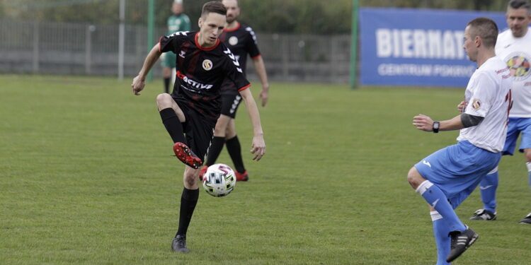 23.10.2022 Kielce. Mecz charytatywny dziennikarze - sędziowie piłkarscy na rzecz leczenia dziennikarza TVP Leszka Salvy/ Fot. Jarosław Kubalski - Radio Kielce