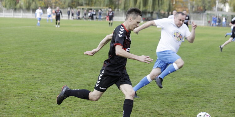 23.10.2022 Kielce. Mecz charytatywny dziennikarze - sędziowie piłkarscy na rzecz leczenia dziennikarza TVP Leszka Salvy/ Fot. Jarosław Kubalski - Radio Kielce