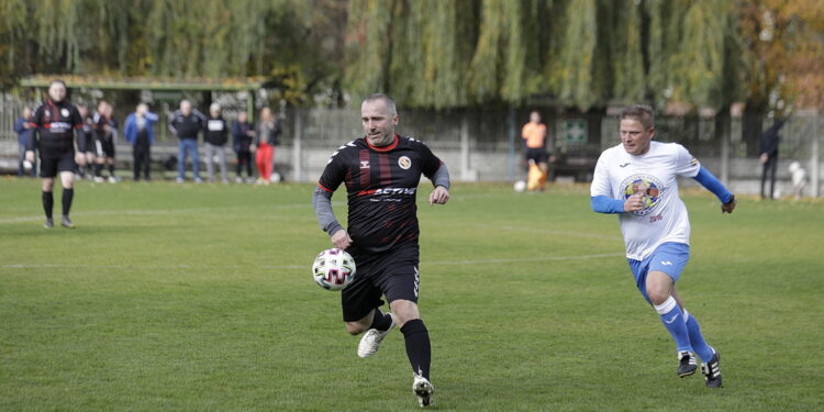 23.10.2022 Kielce. Mecz charytatywny dziennikarze - sędziowie piłkarscy na rzecz leczenia dziennikarza TVP Leszka Salvy/ Fot. Jarosław Kubalski - Radio Kielce